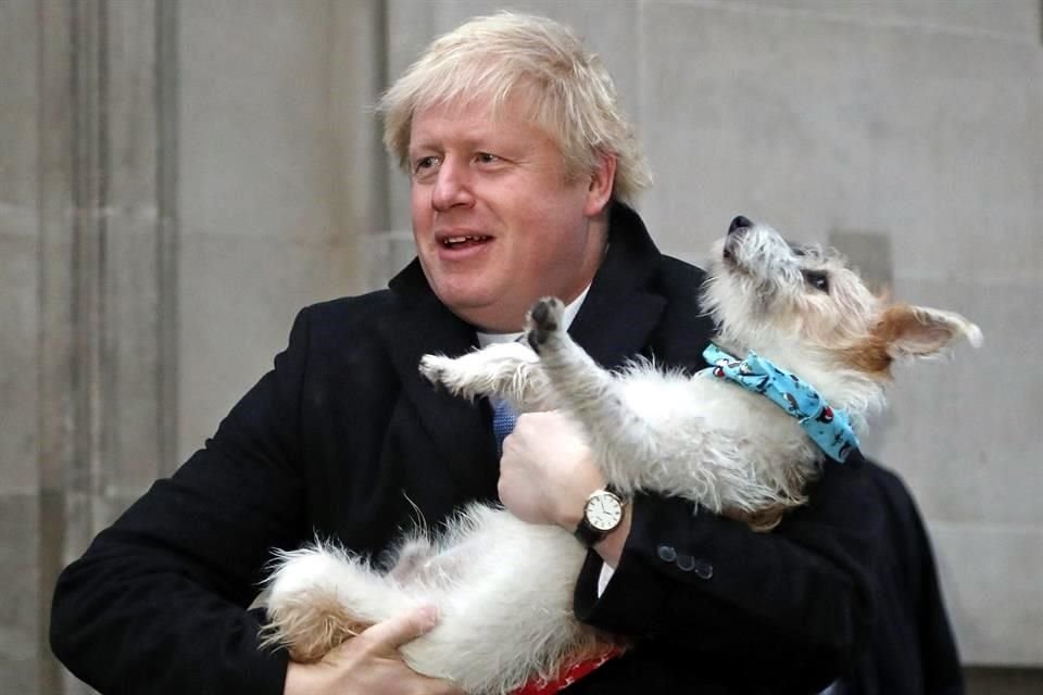 Boris Johnson sacó a su perro a pasear este jueves cuando iba a votar.