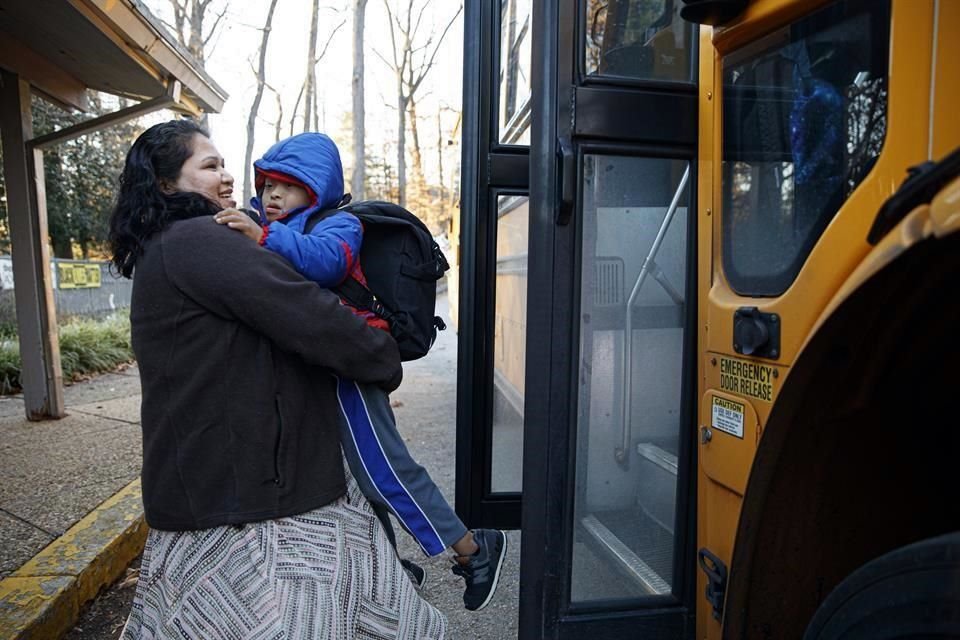 Rosa Gutierrez recibe a su hijo Jon, de siete años y con síndrome de Down.