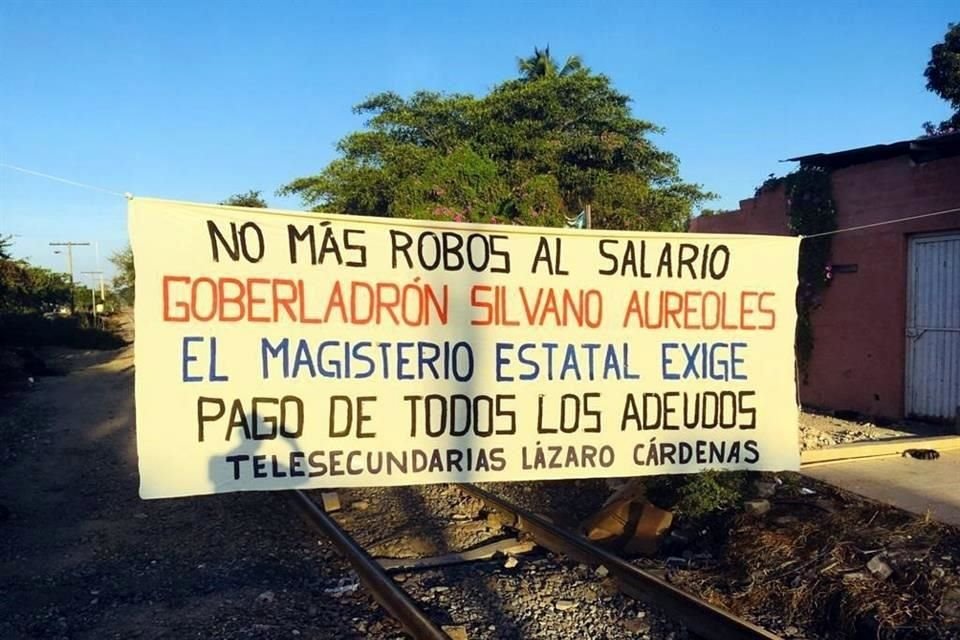 Un grupo reducido de entre 10 y 15 maestros bloquearon por tercer día consecutivo las vías ferroviarias que conectan al puerto de Lázaro Cárdenas.
