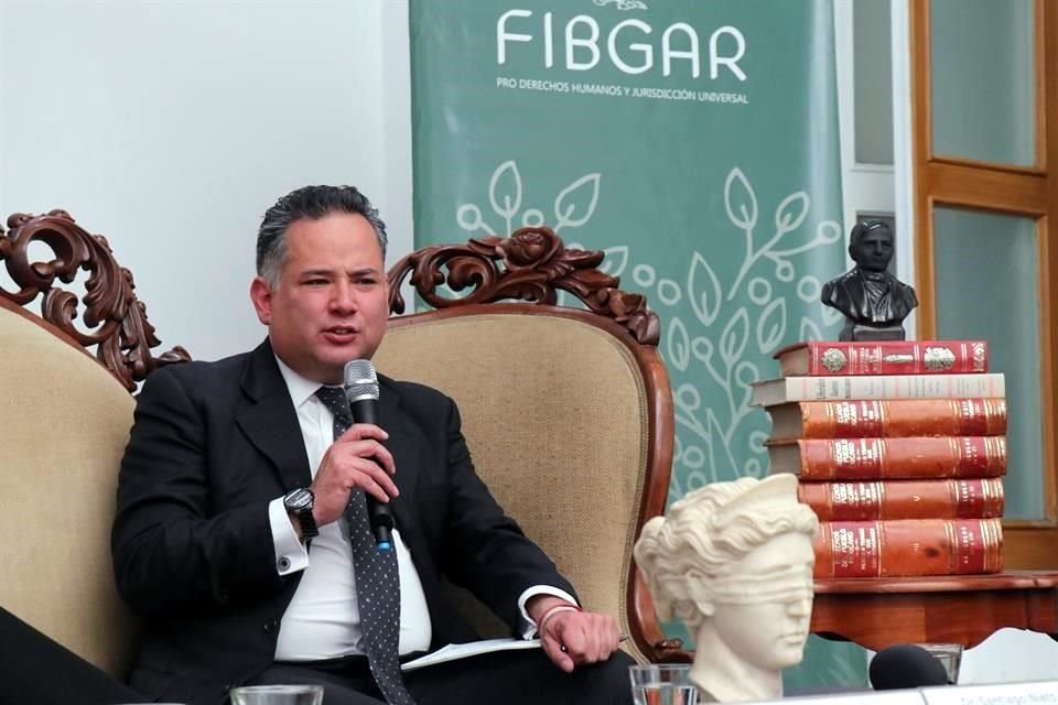 Santiago Nieto, titular de la UIF, participó en un conversatorio sobre el combate a la corrupción en el Instituto Mexicano para la Justicia.