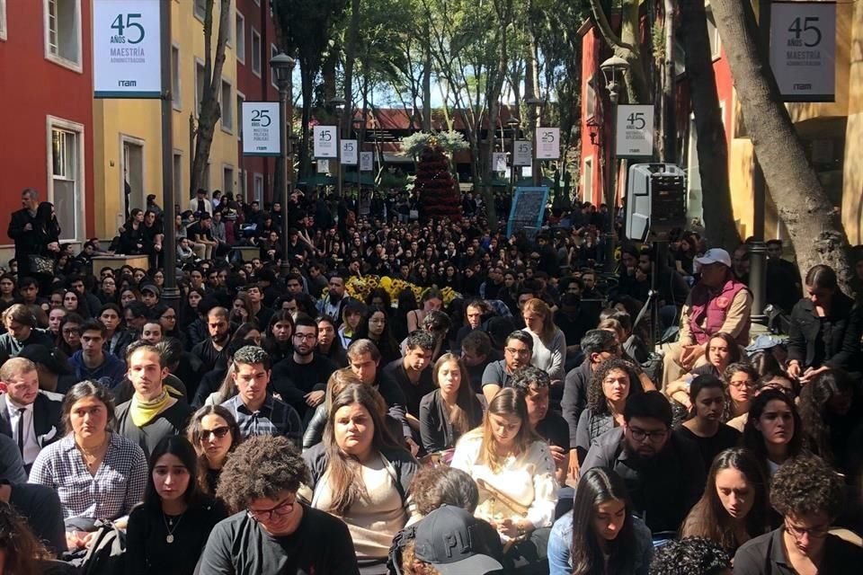'Atiendan la salud mental de sus estudiantes @ITAM_mx. Necesitan servicios efectivos y gratuitos como las universidades de excelencia en todo el mundo', tuiteó @PauSaRoja