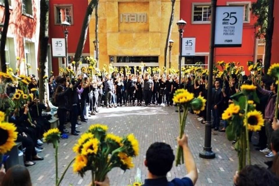El viernes, alumnos del ITAM rindieron homenaje a Fernanda Michua Gantus, quien presuntamente se suicidó por la presión escolar.