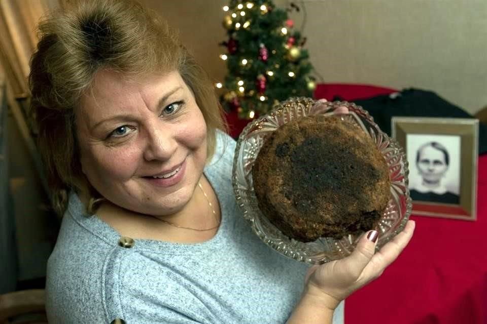 Julie Ruttinger guarda el pastel que cocinó su tatarabuela Fidelia Ford en 1878.