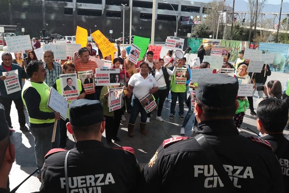  Integrantes de Únete Pueblo protestaron ayer contra el posible incremento en las tarifas afuera de la Torre Administrativa, donde se realizó la sesión en la que se revisó el asunto.