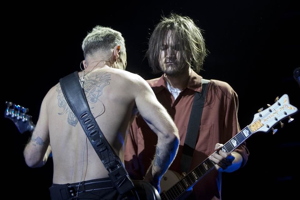 John Frusciante (der.) debutó con la agrupación con el álbum Mother's Milk, de 1989.