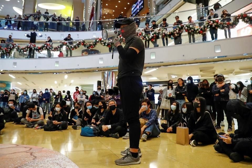 Grupos de manifestantes enmascarados vestidos de negro recorrieron varios centros comerciales para reiterar sus demandas y mostrar su descontento con el Gobierno dirigido por Carrie Lam.
