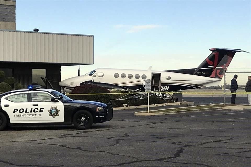 La adolescente trepó una cerca cubierta con alambre de púas en el Aeropuerto Internacional Fresno Yosemite, encendió el avión y lo estrelló, dijo el jefe de policía del aeropuerto, Drew Bessinger.