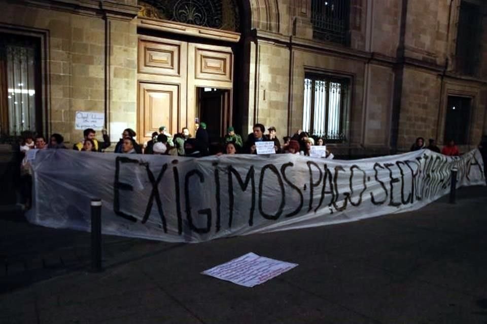 Los participantes en la protesta exigen pagos a la Secretarías de Cultura federal y de la CDMX.