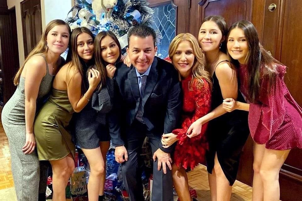 Gonzalo Lozano y Dora Pérez de Lozano con sus hijas cinco hijas: Balbina, Paola, Paulina, Bárbara y Dora Lozano Pérez
