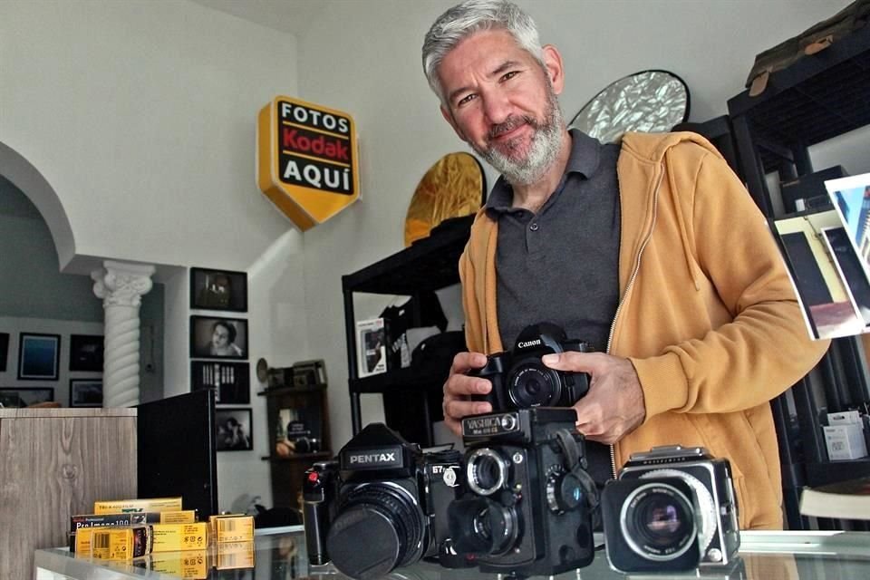 El fotógrafo Óscar Treviño señala que ha aumentado la demanda en su laboratorio de revelado y escaneo de negativos.