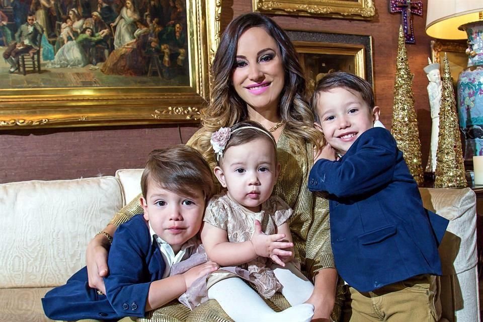 Vivi Villarreal de Pérez Salinas con sus hijos Sebastián, Milena y André  Pérez Salinas Villarreal
