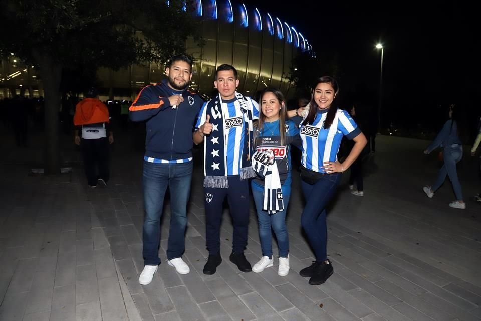 Pablo Hernández, Leslie Valadez, Gloria Flores y Orlando Flores