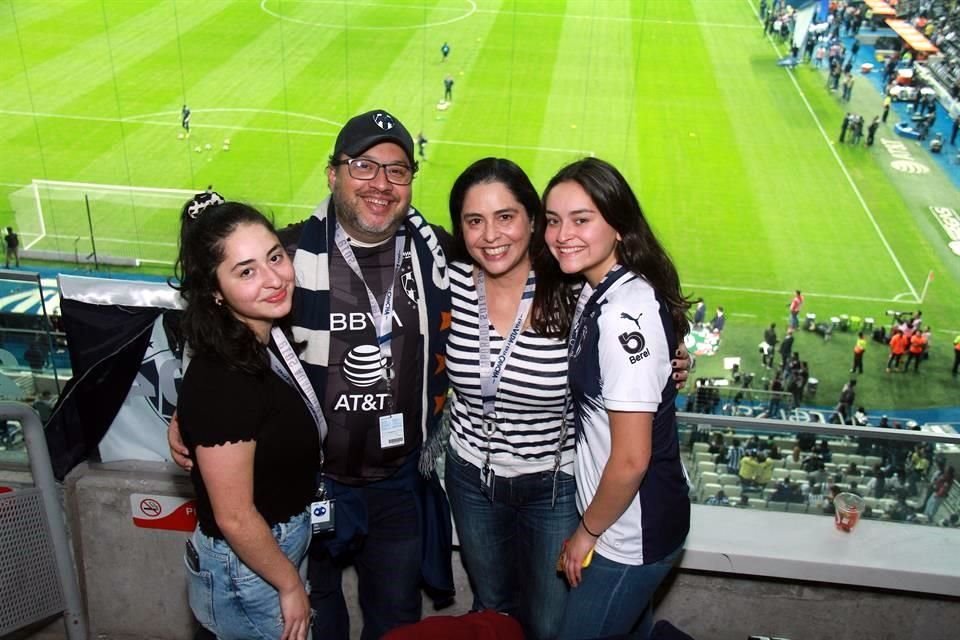 Jimena Alvarado, José Alvarado, Mónica Gaytán y Daniela Escobar