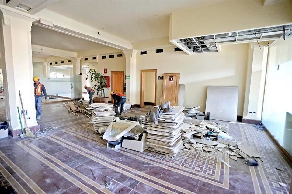 Trabajadores desmantelan las oficinas que se crearon en los amplios espacios del edificio de 90 años.