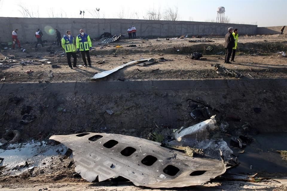 El avión ucraniano accidentado en Teherán, en el que murieron 176 personas, habría sido derribado por un misil iraní, según funcionarios de EU.