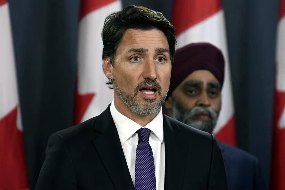 Justin Trudeau dio la información en una conferencia de prensa.
