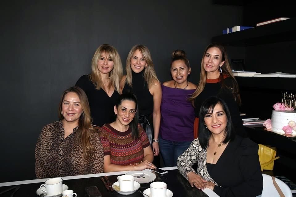 Araceli Baker, Kathia Cepeda, Patricia Gutiérrez, Mabel Guerra, Vero Orozco, Susana Gutiérrez y Lulú Gómez
