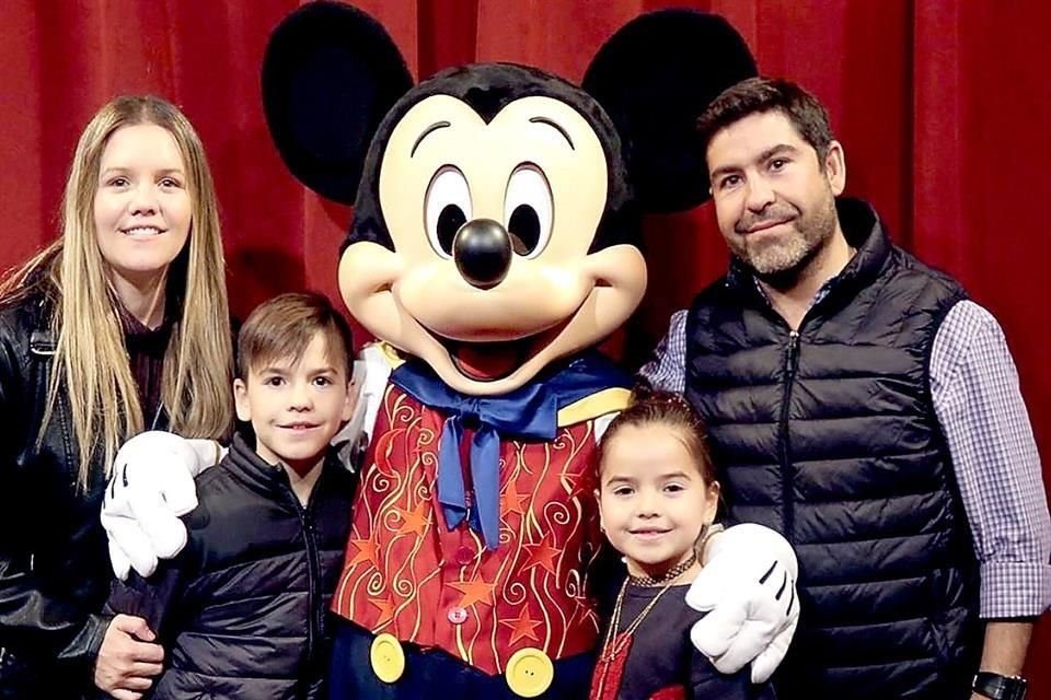 Disfrutando de unas maravillosas vacaciones por Disney estuvieron Vicky Galán de Lankenau y Roberto Lankenau, con sus hijos Victoria y Roberto.