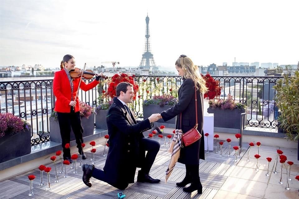 Caro Rodríguez Dávila recibe en París, de una manera muy romántica, el anillo de compromiso de su novio Efraín Goldenberg.