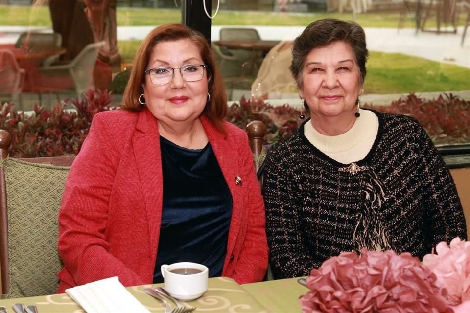 Irene de la Paz de Macías y Yolanda Arellano