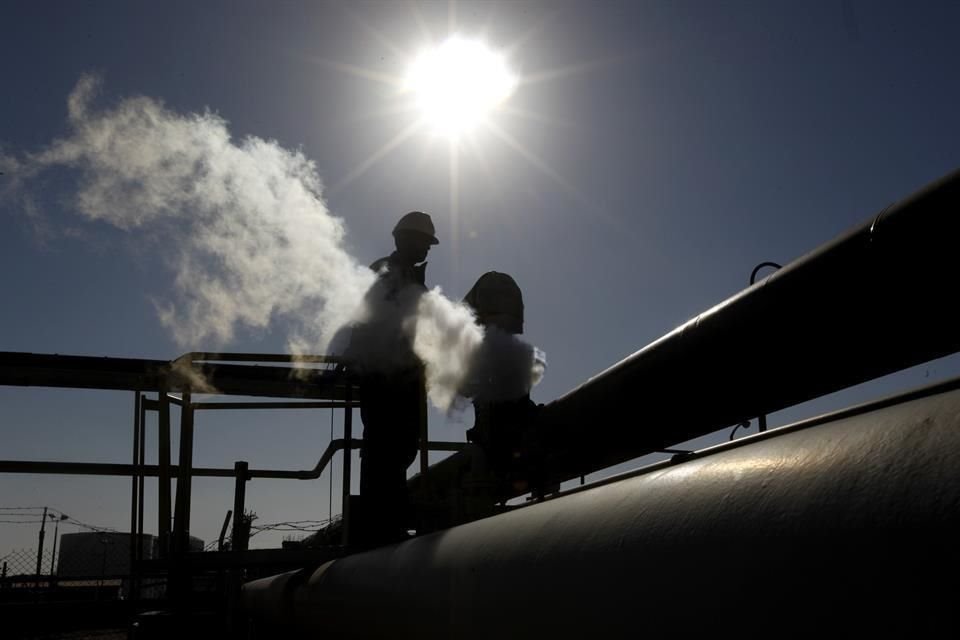 Dos importantes campos petroleros en el suroeste de Libia comenzaron a cerrar el domingo, luego de que fuerzas leales a Khalifa Haftar cerraron un oleoducto.