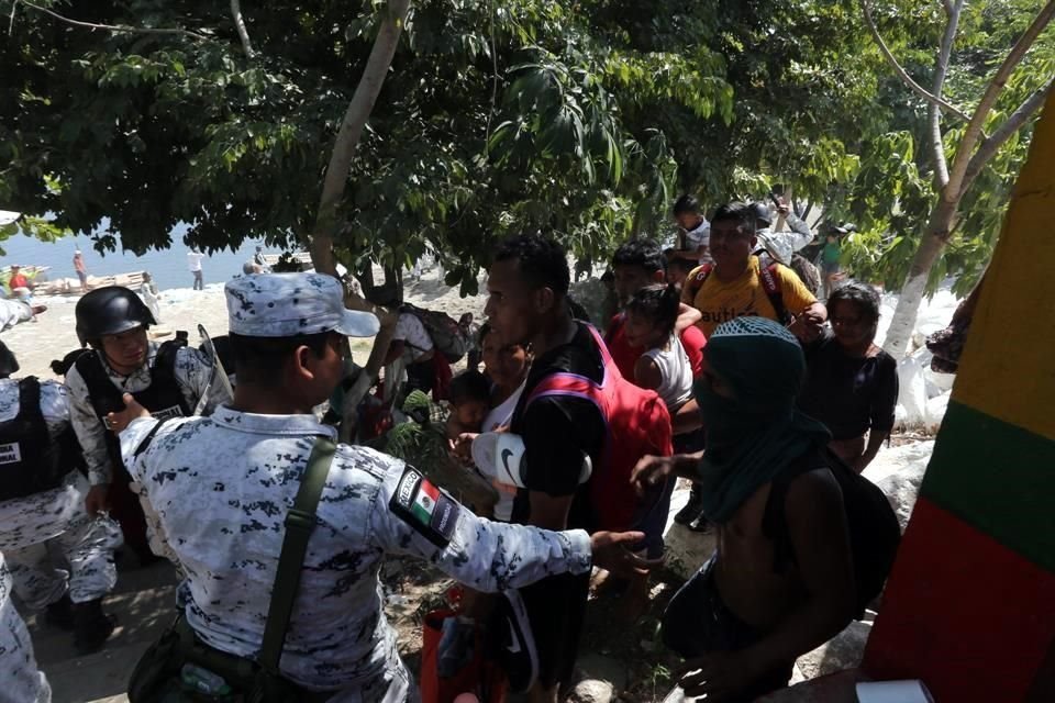 Luego de que el Gobierno federal rechazó la petición de la caravana de libre tránsito por el País, cientos de migrantes comenzaron  a cruzar masivamente de Guatemala hacia México por el Río Suchiate.