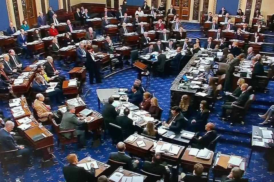 El Senado de EU durante la sesión de este martes, en que se debaten y votan las reglas para el juicio contra Trump.
