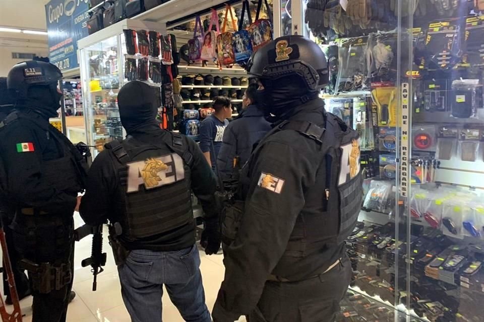 Dos negocios localizados en plazas comerciales del Centro de Monterrey fueron cateados por agentes ministeriales en relación a la detención de un líder criminal.