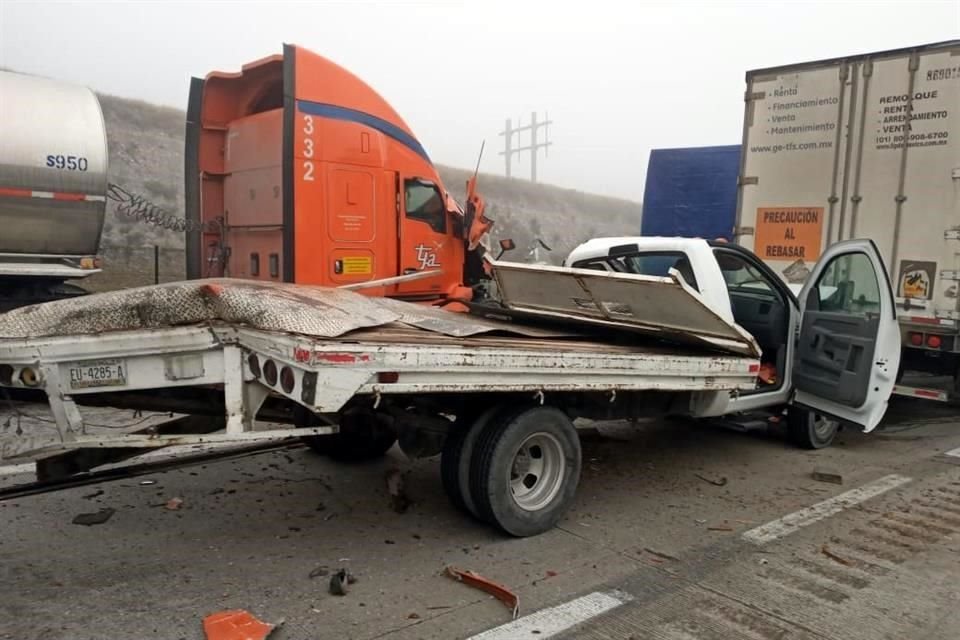 Al menos tres accidentes y la neblina provocaron el cierre de la Autopista a Saltito en ambas circulaciones, en Santa Catarina.