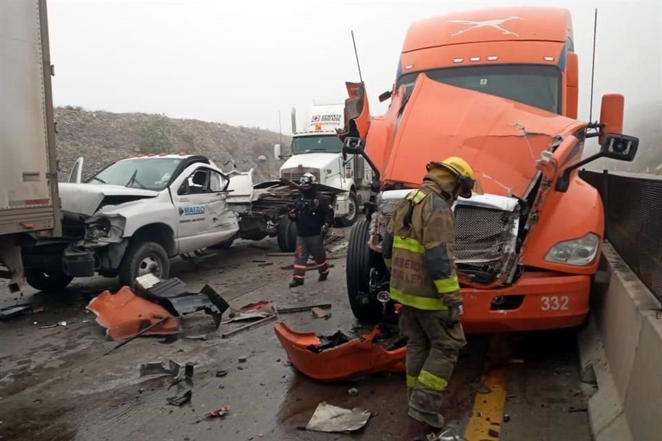 Protección Civil confirmó que en el sentido hacia Saltillo se registraron tres accidentes en un tramo de 3 kilómetros.