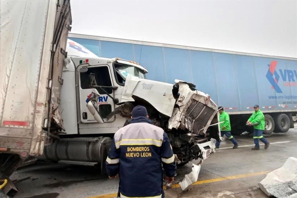En los tres accidentes participaron un total de 23 vehículos de carga y 8 autos, además de que cinco personas fueron atendidas, pero ninguna fue trasladada a un hospital.