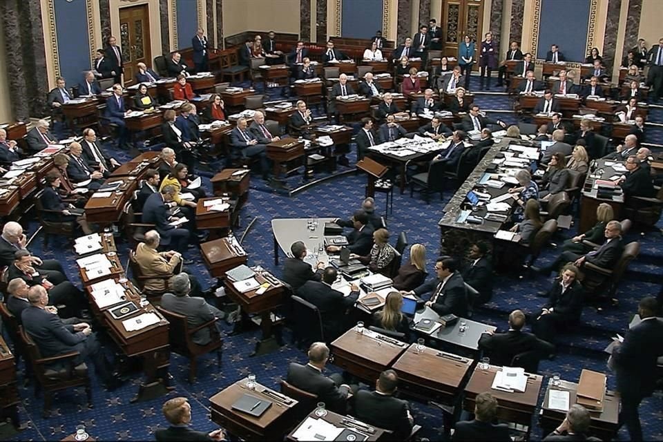 Luego de 12 horas de debate y 11 bloqueos de los republicanos, Senado de EU estableció reglas para juicio contra Trump con 53 votos a favor.