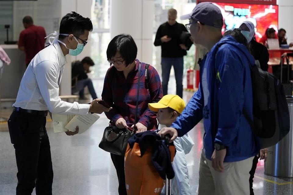 En algunos aeropuertos, los pasajeros provenientes de China son revisados y en otros se les entregan folletos con información sobre qué hacer si se sienten enfermos.