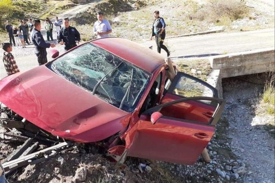 El accidente fue reportado alrededor de las 14:00 horas en la Carretera Linares a Doctor Arroyo, a la altura del kilómetro 97.