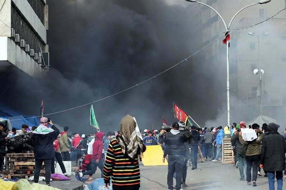Muchos manifestantes comenzaron a retirarse, tras perder el apoyo de  Muqtada al-Sadr.