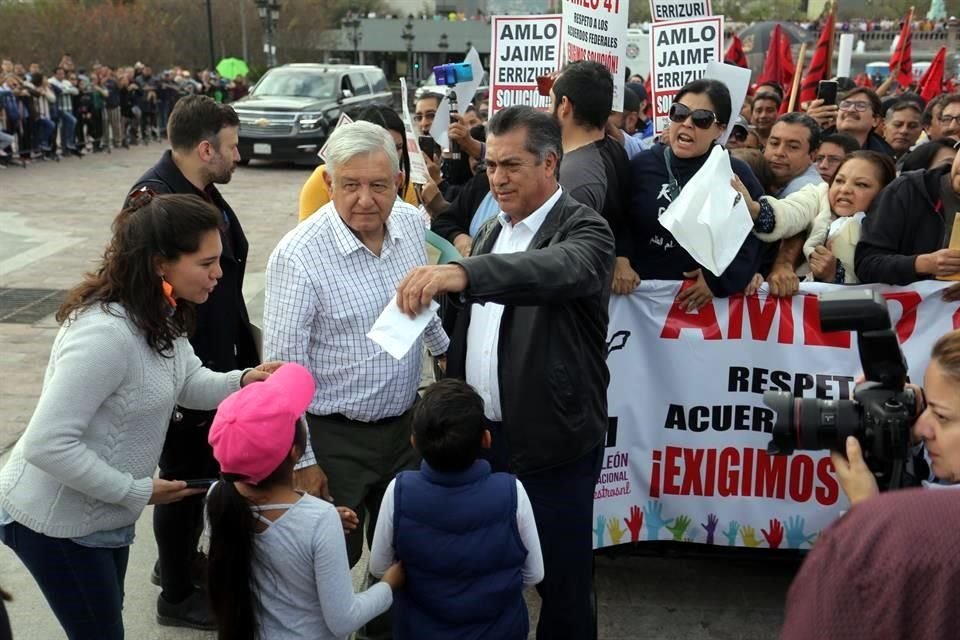 El Presidente Andrés Manuel López Obrador y el Gobernador Jaime Rodríguez escucharon peticiones en la Explanada de los Héroes.