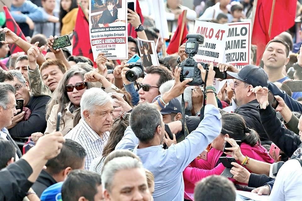 Mientras que López Obrador fue bien recibido en el evento que tuvo en la Explanada para presumir sus programas sociales, al Gobernador Jaime Rodríguez le dedicaron rechiflas y abucheos.