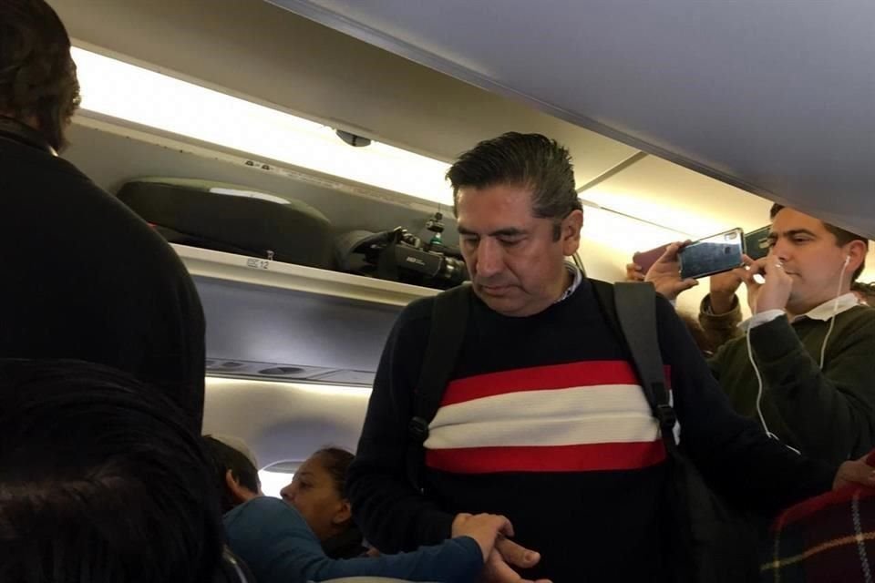 El pasajero argumentó motivos de seguridad para bajarse del avión con su familia.