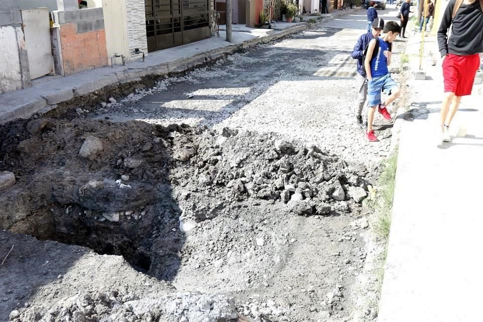Los vecinos de la calle Carniceros afirmaron que el personal de Agua y Drenaje tardó hasta una semana en intervenir, lo que retrasó los trabajos.