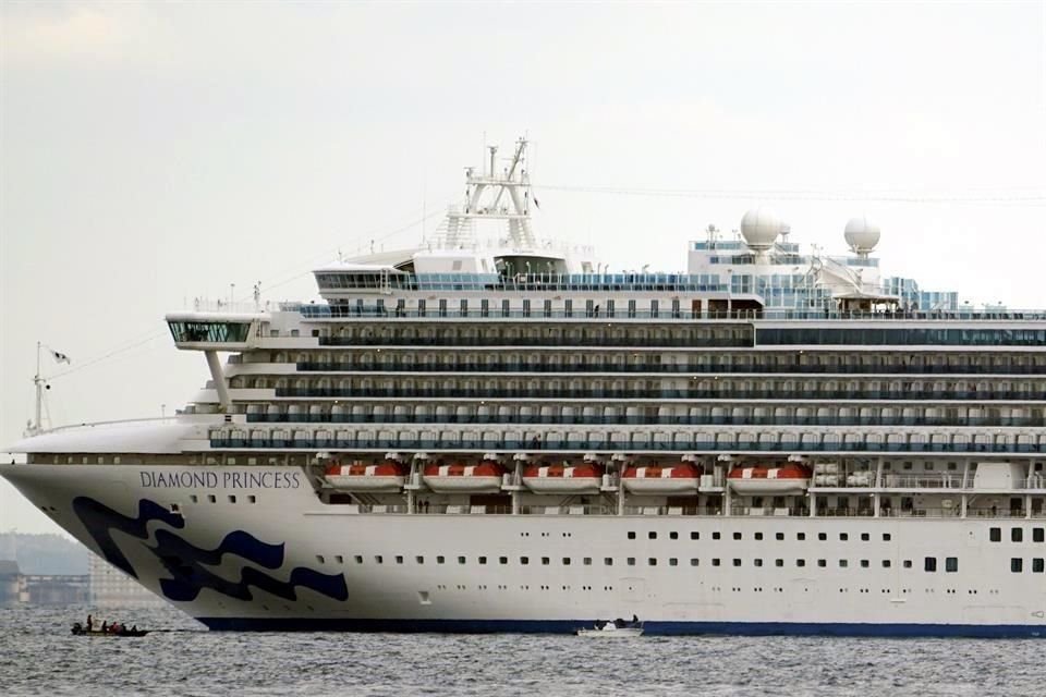 Japón puso en cuarentena a crucero con 3 mil 500 personas a bordo luego que pasajero se infectara de coronavirus tras bajar en Hong Kong.