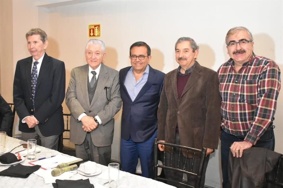 Ildefonso Guajardo (centro), ex Secretario de Economa, dio una charla en la que estuvieron los ex Gobernadores Jorge Trevio, Scrates Rizzo, Natividad Gonzlez Pars y Benjamn Clariond.