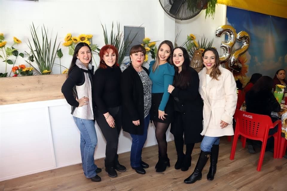 Sonia Sáenz, Judith Martha Cerda de Garza, Sarahí González de Cerda, Norma González, Yésika Cerda y Sarahí Garza