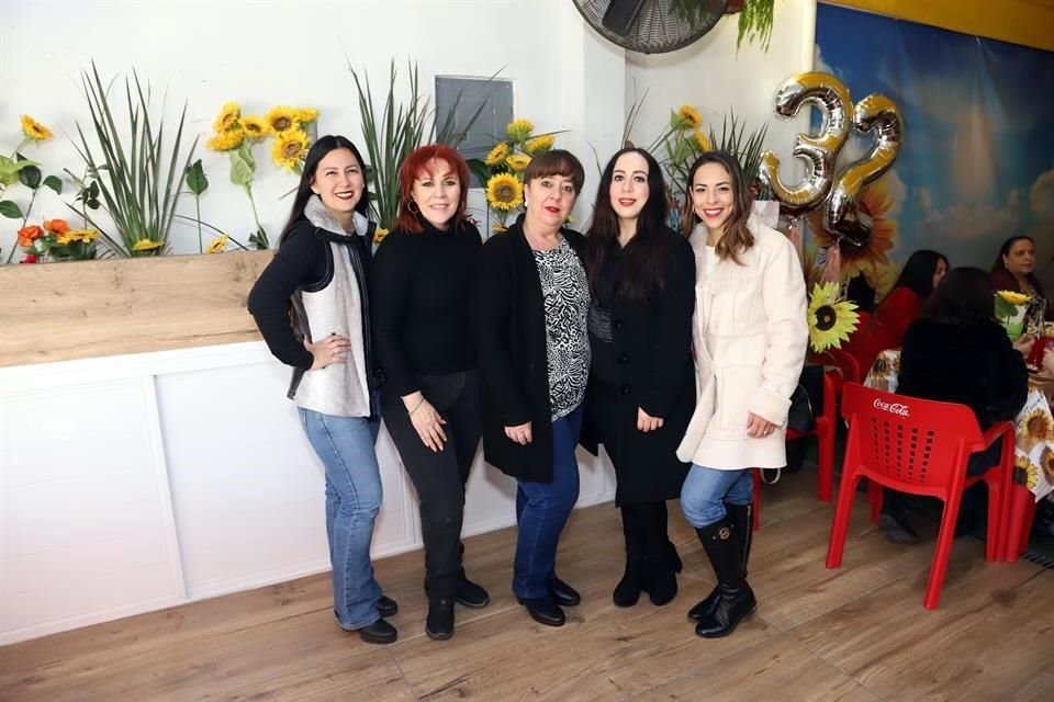 Sonia Sáenz, Judith Martha Cerda de Garza, Norma González, Yésika Cerda y Sarahí Garza