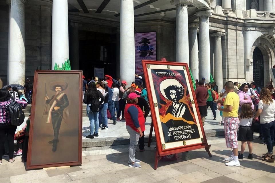 Los campesinos han colocado en la explanada fotos y pinturas con la representación clásica del revolucionario.