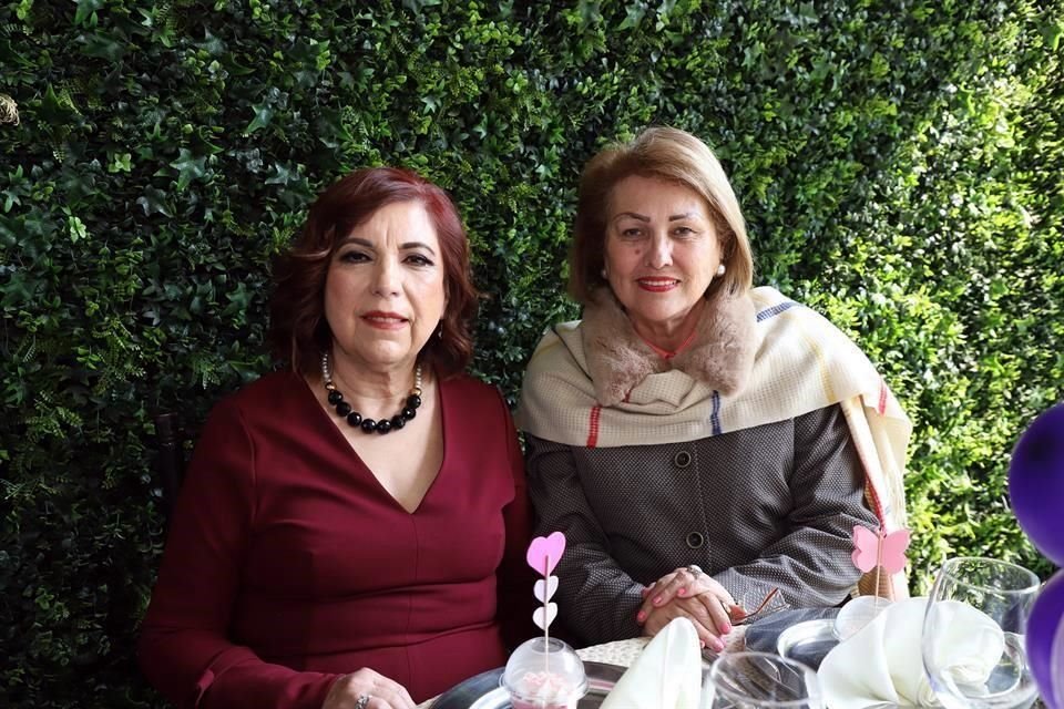Orelia Garza Cázares y Betty Cázares de Quiroga
