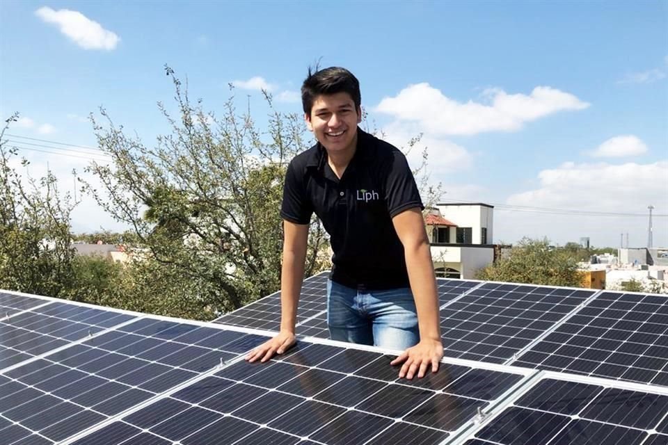 Jorge Díaz de 19 años, estudiante del TecMilenio, dirige L&#299;ph Energy, su propio negocio de paneles solares.¿Su objetivo? Llevar energía sustentable  a comunidades vulnerables.