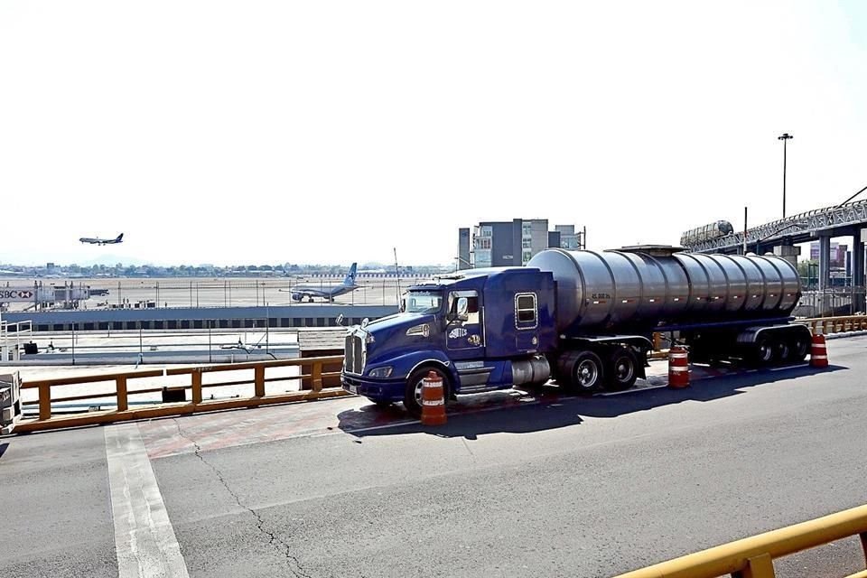 Una pipa de la empresa Servicio Trejo espera turno para descargar agua en la cisterna de la Terminal 1 del AICM. En promedio acuden 38 unidades para abastecer al aeropuerto.