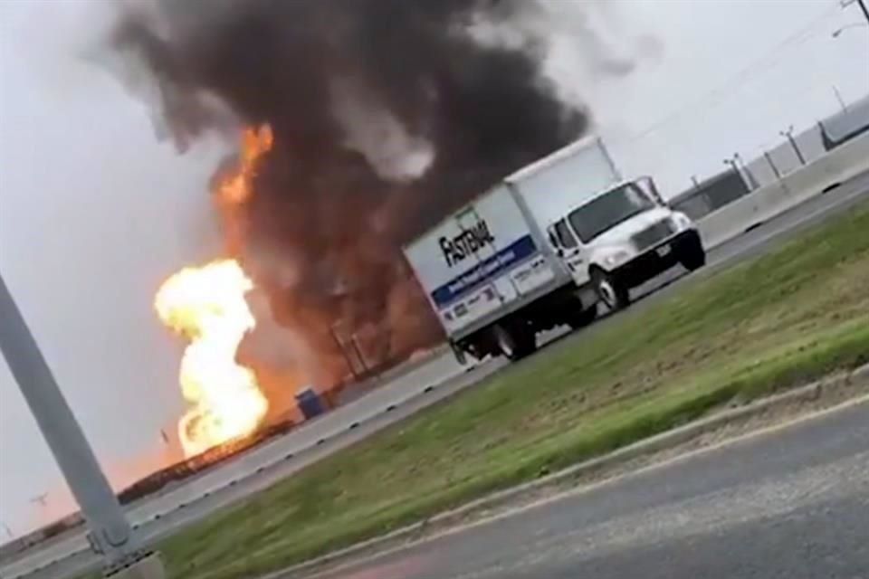 Policía y bomberos de Corpus Christi, Texas, atienden un incendio aparentemente provocado por la ruptura de un ducto de combustible.