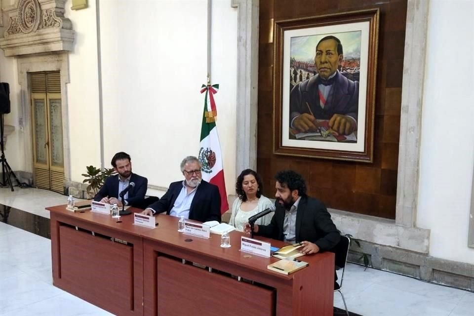 Alejandro Encinas participó en la presentación de un libro en la sede de la Segob.