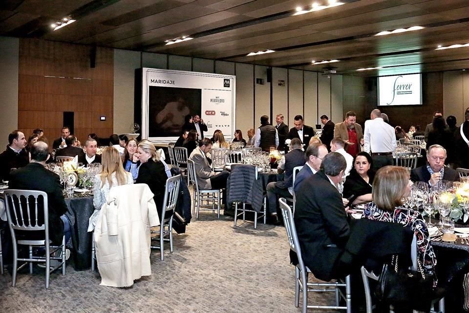 Un grupo de regios asiste a una cena de siete tiempos con el reconocido chef español Vicent Guimerà, quien cuenta con una estrella Michelin.